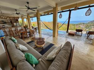 Casa la Vista: New, luxury villa with infinity pool & ocean views