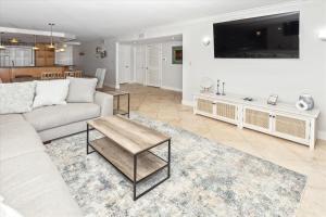 Shoreline Towers 1052- by Holiday Isle Properties