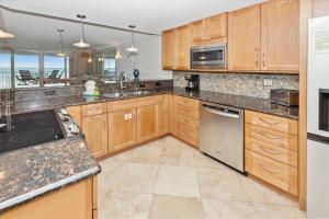 Shoreline Towers 1052- by Holiday Isle Properties