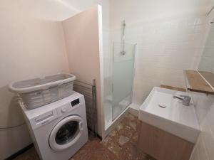 Maisons de vacances Villa spacieuse avec jardin prive, proche vignobles et lacs – 4 chambres, cheminee, equipement bebe - FR-1-611-27 : photos des chambres