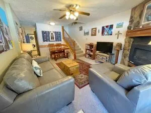 Valley Condo 103 - Creekside - Wi-Fi - Hot Tub - Fireplace - Washer - Dryer - Playground - Questa