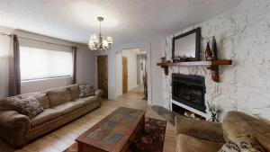 Valley Condo 121 - Creekside - WiFi - Pet Friendly - Hot Tub - Fireplace - Washer - Dryer - Playground