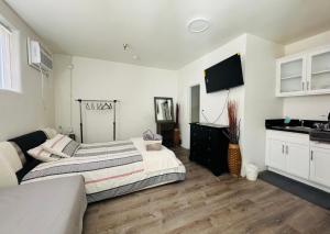 Sunset & La brea studio!! Best location ever