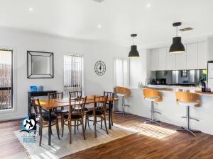 Contemporary Lakeside Stunner 3 Bedrooms & Jetty