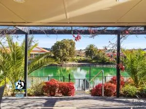 Contemporary Lakeside Stunner 3 Bedrooms & Jetty - Encounter Bay