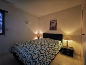 Le Lavandou : T2 climatisé avec parking pour 4, face mer - FR-1-803-23