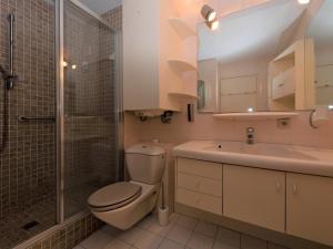 Le Lavandou : T2 climatisé avec parking pour 4, face mer - FR-1-803-23