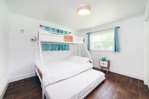 NEW Cozy House 5 Min Three Sisters Springs