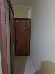 Quarto em Apto Compartilhado Bem Localizado AP 204