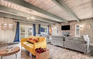 Mobys Beach Getaway Sleeps 11! Flat Beach Access Near Seabrook in Pacific Beach - كويناولت