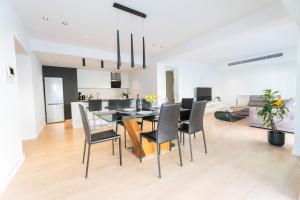 WealthyStays - Deluxe Downtown with spacious balcony