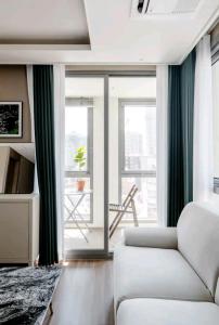 Elbon the stay with A1