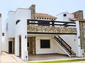 Casa Moderna Frente Alberca 3 min de la Playa Azul Pacifico