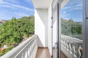 Phòng Deluxe 3 người có ban công (Deluxe Triple Room with balcony)