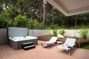 The Q Whisper - new deluxe hideaway with sauna, jacuzzi and a garage