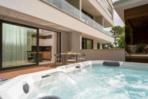 The Q Whisper - new deluxe hideaway with sauna, jacuzzi and a garage