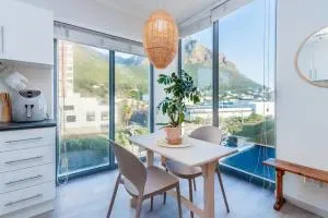 Trendy Surfers corner Apartment with Mountain view - Мізенберґ