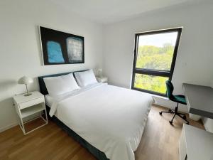 The Modern Apartment in the Nature with a Pool & Gym 