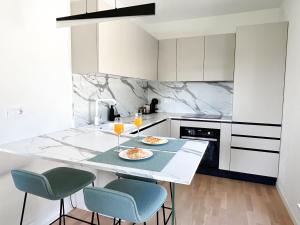 The Modern Apartment in the Nature with a Pool & Gym 