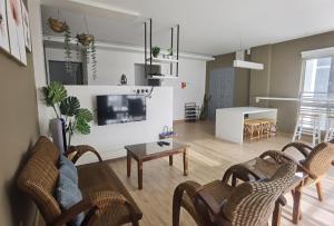 Emerald Avenue Cozy 3R3B Apartment 822