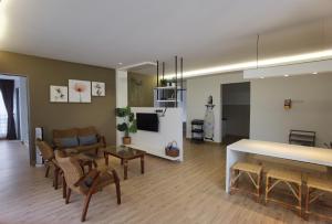 Emerald Avenue Cozy 3R3B Apartment 822