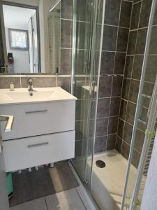 Maisons de vacances Maison avec terrasse et piscine dans residence a 6min de la plage : photos des chambres