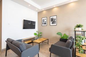 Sunny central three bedroom apartment