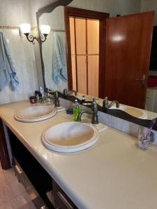 Cozy Second floor apt in Artemida with sea view