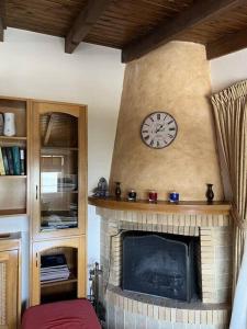 Cozy Second floor apt in Artemida with sea view