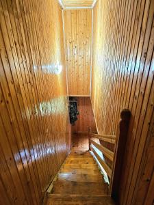 Cabana din Tei, 5 Camere si Semineu, Costisata, Dambovita