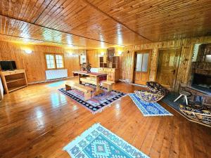 Cabana din Tei, 5 Camere si Semineu, Costisata, Dambovita