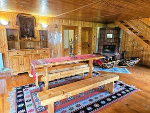 Cabana din Tei, 5 Camere si Semineu, Costisata, Dambovita