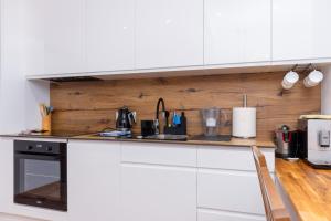 Termy Cieplice Apartment by BookingHost