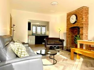 Modern city 3 bedroom bungalow - Fernhill Heath