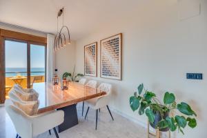 Luxury 4BDR Penthouse with Sea Views