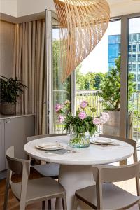 cohost I New Apt w-Balcony I Air Condition I Free Parking & Netflix I By Botanical Park