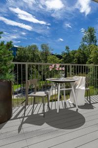 cohost I New Apt w-Balcony I Air Condition I Free Parking & Netflix I By Botanical Park