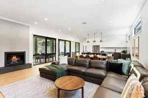 Luxury Home Sleeps 9 Guests - Fairhaven