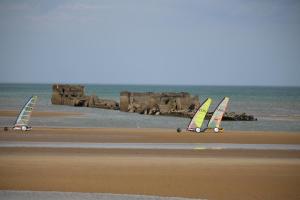 Maisons de vacances Les chats pitres Maison au calme renovee avec jardin, terrasse amenagee, transats, abri a velo, parking gratuit, 5 mn a pied du centre Bayeux proche des plages du debarquement : photos des chambres