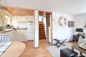 Houseboat Captain's Quarters in Harbour Amsterdam - Schellingwoude