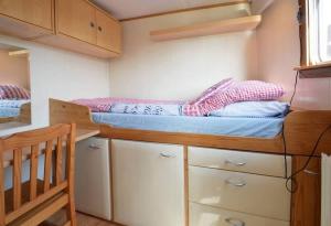 Houseboat Captains Quarters in Harbour Amsterdam