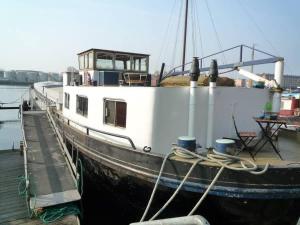 Houseboat Captains Quarters in Harbour Amsterdam