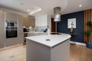 Veeve - Westbourne Curve