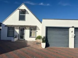 5 bedroom home in Langebaan, located close to Club Mykonos and Laguna Mall - Langebaanweg