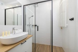 Elegancki Apartament w Krakowie z Klimatyzacją i Dostępem do Siłowni by Noclegi Renters