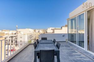 Lovely & Spacious 3BR Penthouse in central Swieqi by 360 Estates