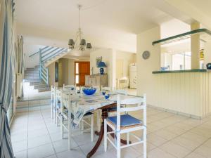 Villas Spacieuse Villa a Crac'h : 4 Ch. pour 8 Pers., Beau Jardin, Proche Plages et WiFi - FR-1-477-244 : photos des chambres