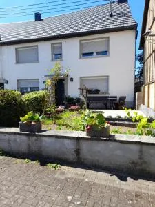 Haus am Hügel - Mittelstrimmig