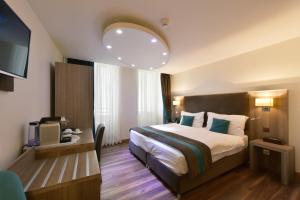 Superior Double or Twin Room room in Hotel Rousseau