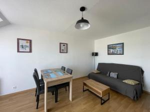 Appartements L'air marin Apt avec belle terrasse vue degagee sejour lumineux 10 mn a pied mer et centre Port en Bessin, tous commerces et restaurants, proche Bayeux et Omaha Beach : photos des chambres